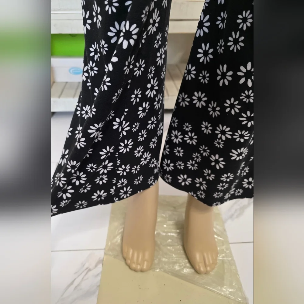 No Boundaries Black Daisy Print Flare Pants - Picture 5 of 7